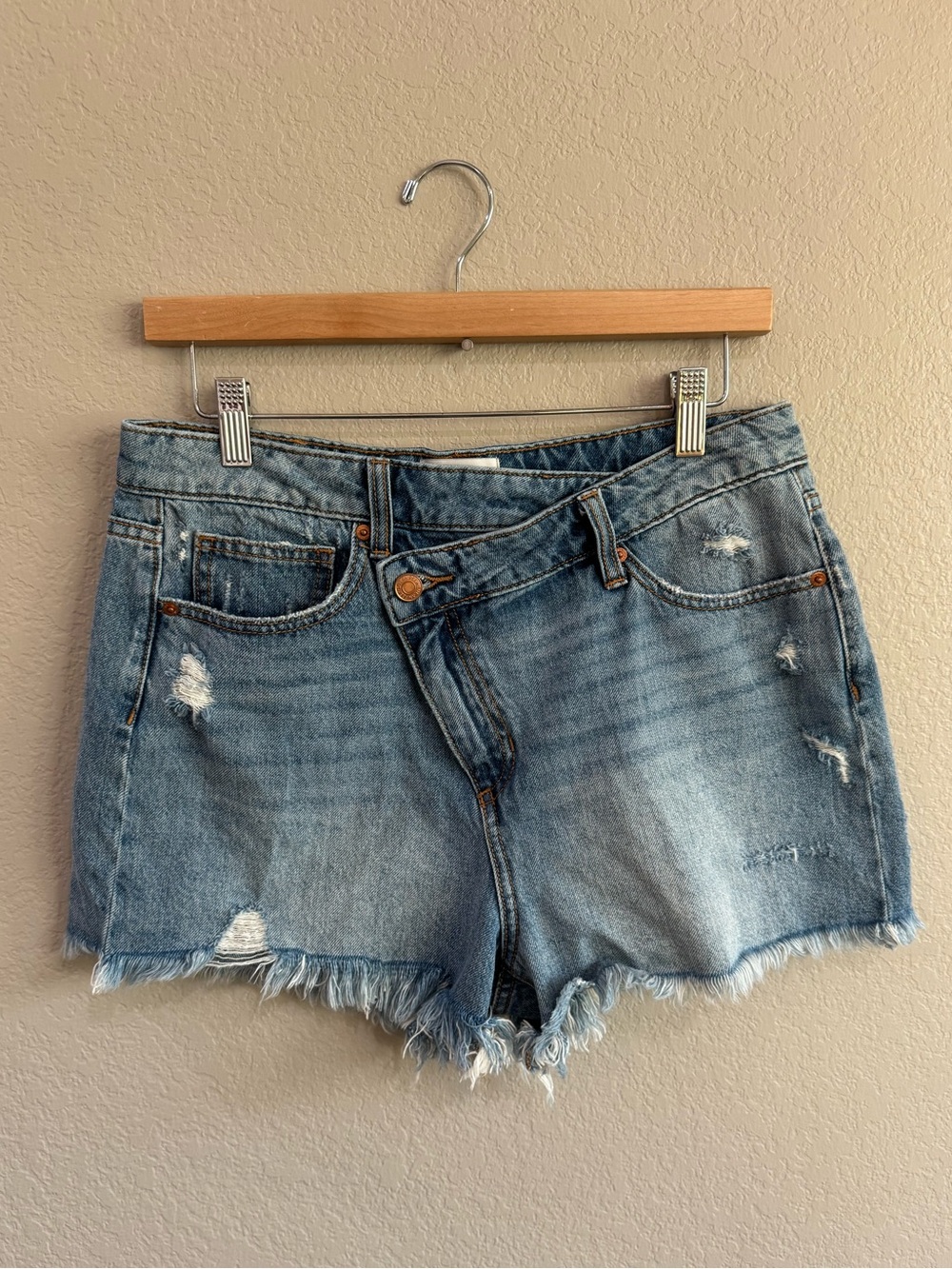 High-Rise Asymmetric / Crossover Waist
Distressed Denim Shorts Size Medium